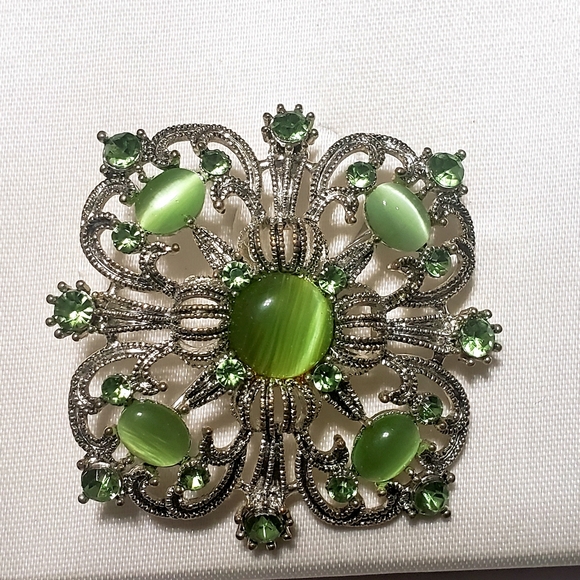 Worthington NIB Victorian Style Green Crystal Pin - Picture 2 of 10